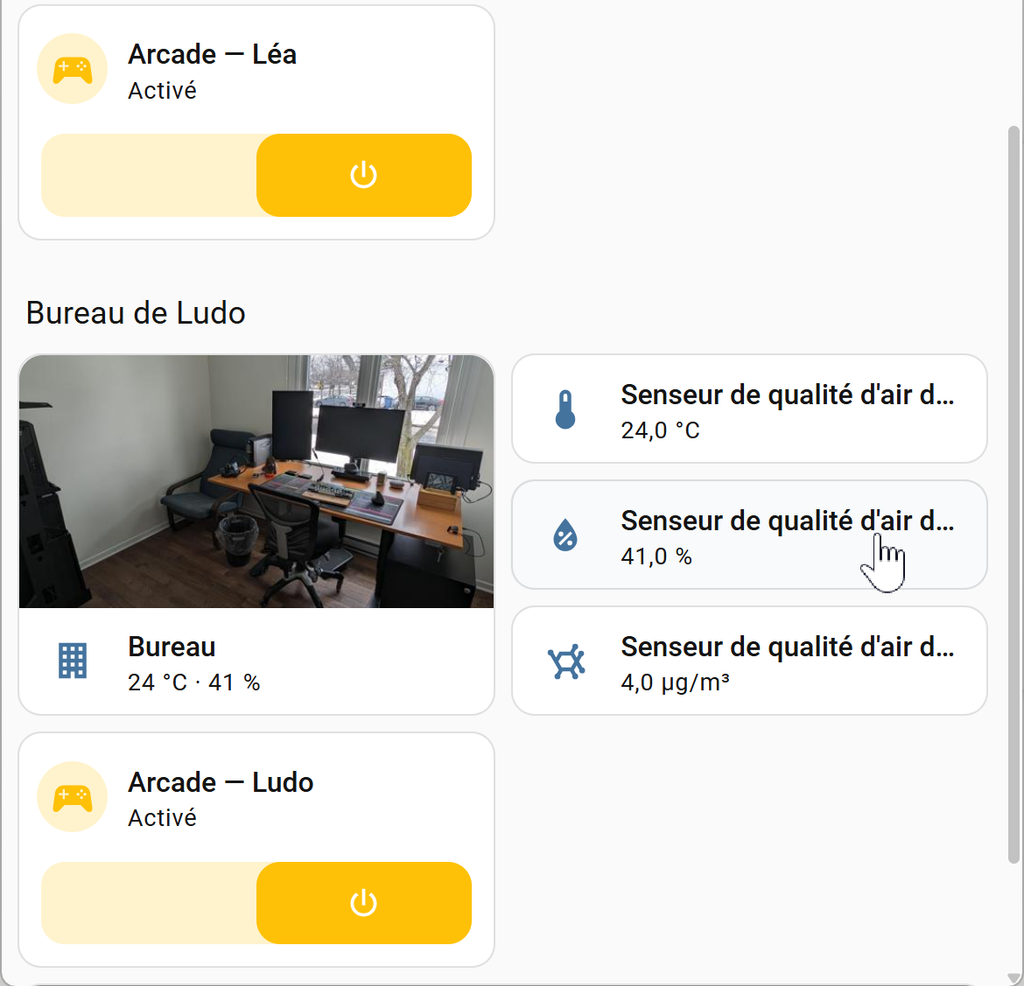 Le tableau de bord Home Assistant : un interrupteur « Arcade — Léa », la carte du bureau de Ludo avec ses capteurs, et un interrupteur « Arcade — Ludo », tous deux activés