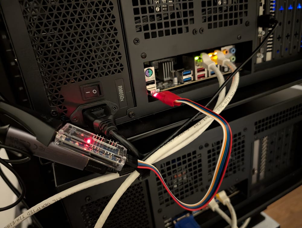 Le câble en place à l’arrière de vega : le module CH9329, dans son étui rouge, branché dans un port USB de vega, et l’adaptateur FTDI transparent au bout des fils