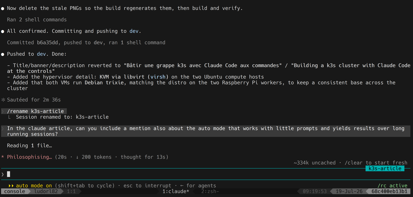 Capture d’écran d’une session Claude Code dans le conteneur console sur le bastion, montrant la barre de statut tmux avec le mode automatique et le contrôle à distance actifs
