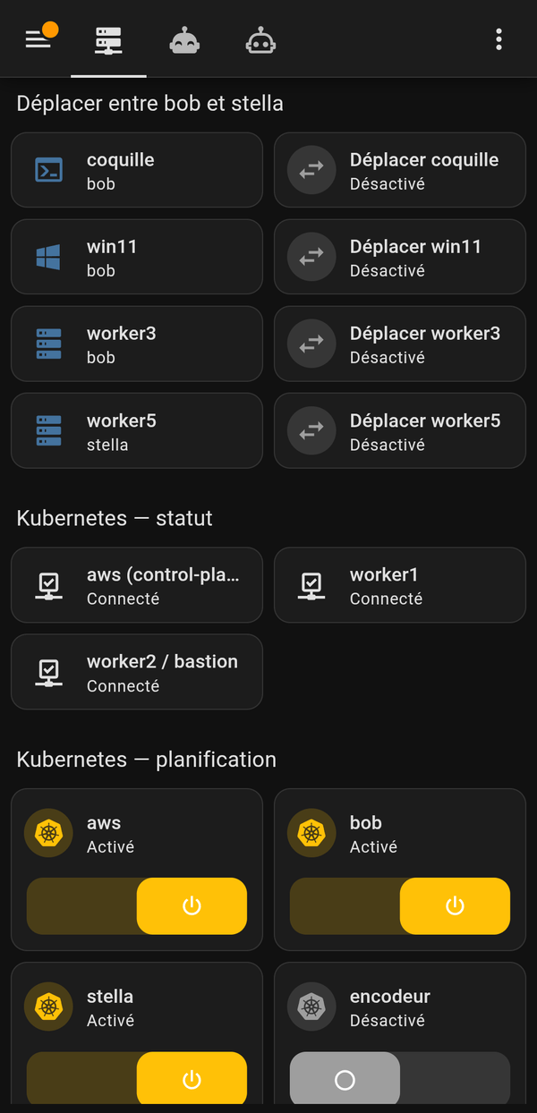 Saisie d'écran du tableau de bord Homelab de Home Assistant sur un téléphone. Section « Déplacer entre bob et stella » : une tuile par VM avec l'hôte où elle tourne (coquille sur bob, win11 sur bob, worker3 sur bob, worker5 sur stella) et, à côté, un bouton « Déplacer coquille », « Déplacer win11 », « Déplacer worker3 », « Déplacer worker5 ». Plus bas, « Kubernetes, statut » : aws, worker1 et worker2 connectés. Puis « Kubernetes, planification » : un interrupteur par noeud, aws, bob et stella activés, encodeur désactivé.