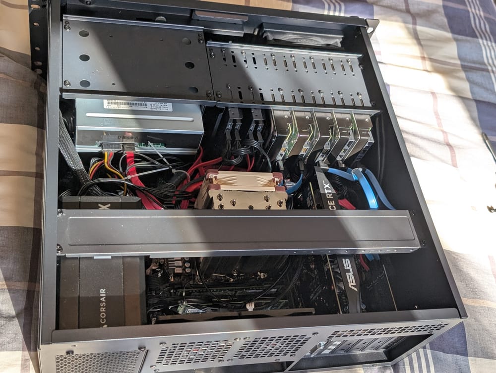 L’intérieur de vega, couvercle ouvert : la X11SRA, le ventirad, la RTX 3050 et les cages pleines de disques, dont ceux du RAID5