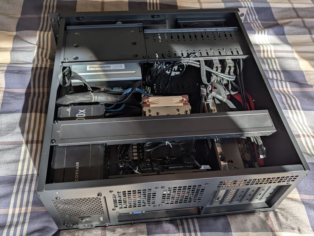 L’intérieur de stella, couvercle ouvert : la X11SRA-RF, le ventirad et la carte graphique